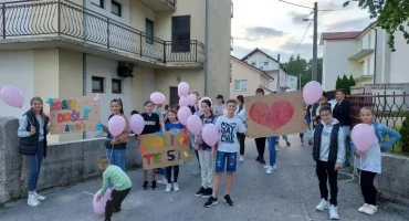 MALI KRUG VELIKIH LJUDI Učenici pripremili doček svojoj prijateljici Tamari koja se vratila iz bolnice