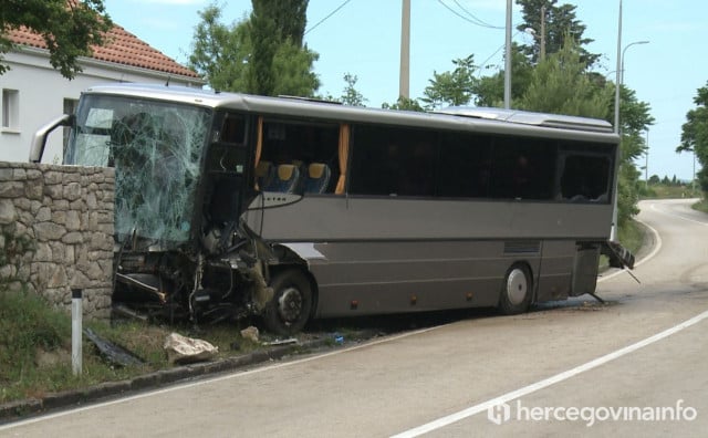 EPILOG AUTOBUSNE NESREĆE Smrtno stradao vozač i jedna putnica, ozlijeđeno 13 osoba