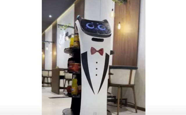 Grad u BiH dobio prve robot konobare koji poslužuju goste