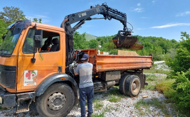 IZVLAČILI AUTOMOBILSKE GUME I OTPAD Mostarski aktivisti u akciji čišćenja "Staze kroz Dragu"