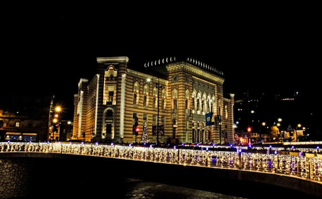 HOĆE LI KORDIĆ NAPRAVITI ISTO ZA STARI MOST Sarajevo obustavlja projekcije na fasadi Vijećnice