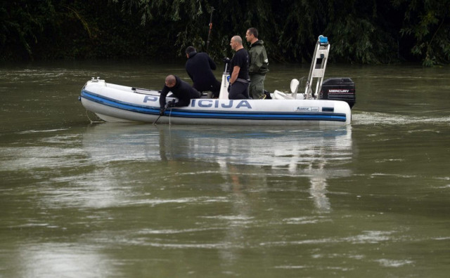 DRAMA NA GRANICI Policajci spasili trudnicu i dvoje djece na gumenom čamcu