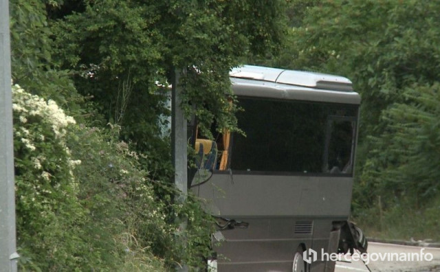 TEŠKA NESREĆA KOD TREBINJA Autobus udario u brdo, dvije osobe smrtno stradale
