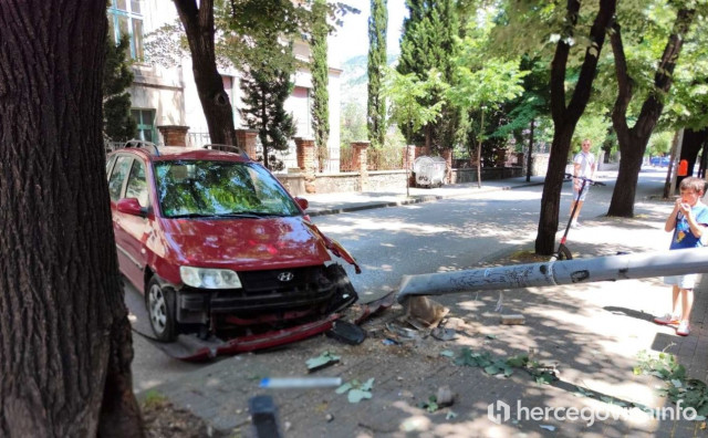 OZLIJEĐEN VOZAČ Zabio se u stup ulične rasvjete u središtu Mostara