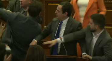 TUČNJAVA NA SKUPŠTINI KOSOVA Kurti spomenuo sjever države, a onda su počele letjeti boce i sijevati šake