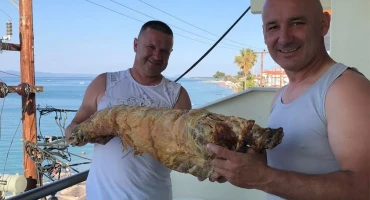 PONIO CIJELO PEČENO JANJE NA MORE U GRČKU 'Imali smo ručak sedam dana svaki dan'