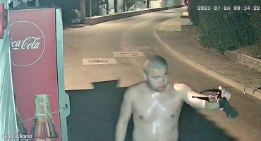 PAZI, SNIMA SE 'Turisti' u Neumu pokušali demolirati hladnjak s pićima