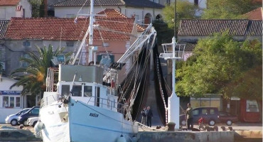 sudar,jahta,ribarski brod,poginuo kuhar,Općina Murter