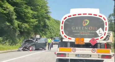PROMETNA NESREĆA NA BRADINI Terenac se zabio u parkirani kamion, dvije osobe teško ozlijeđene