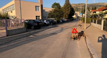 Stanari sami postavili improvizirani znak upozorenja na najgoru cestu u Mostaru