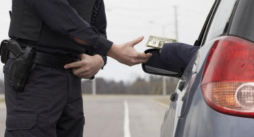 mito policija novac