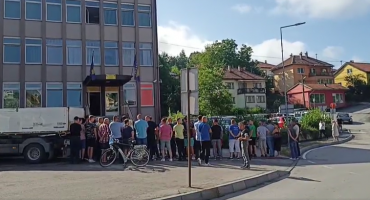 Građani prosvjeduju zbog uhićenja policajaca u Kaknju