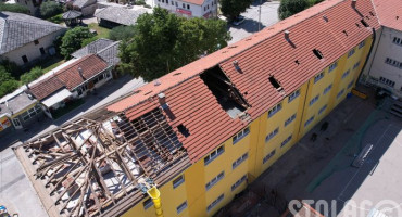 KREĆE OBNOVA Tvrtka iz Čapljine obnavlja krov OŠ Stolac oštećen u potresu