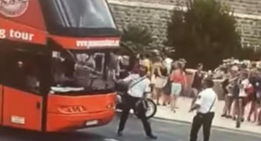 Gradonačelnik će kazneno prijaviti bezobzirnog vozača autobusa koji je pokušao pregaziti prometnog redara
