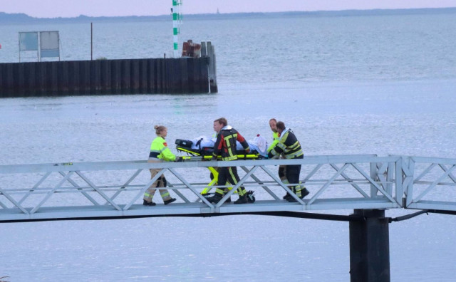 PREVOZILI SKORO 3.000 AUTOMOBILA Zapalio se brod u Nizozemskoj, posada skakala u more