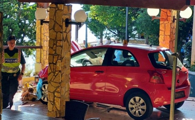 DRAMA NA MORU 76-godišnja vozačica autom uletjela na terasu restorana