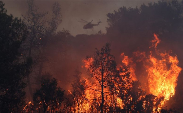 EVAKUIRANO 30.000 TURISTA Požari bjesne na popularnom grčkom otoku
