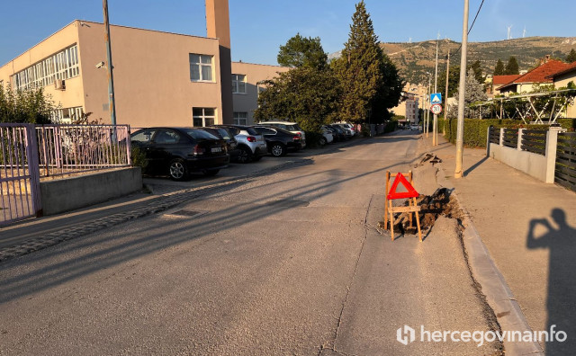 Stanari sami postavili improvizirani znak upozorenja na najgoru cestu u Mostaru