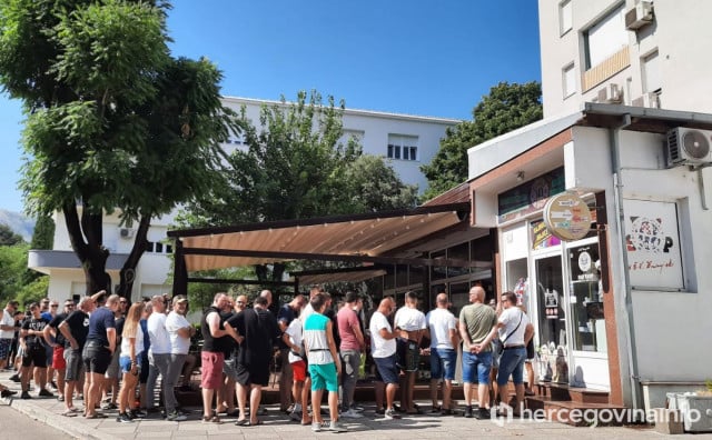 Navijači Zrinskog od jutra čekaju u redu za preostale ulaznice