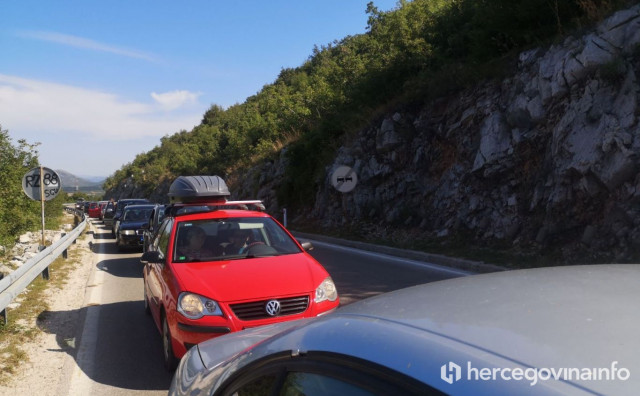 NEPREGLEDNE KOLONE Na prijelazu 'Zupci' najveće su kolone u Hercegovini, za 2 dana granicu prešlo 10 tisuća putnika
