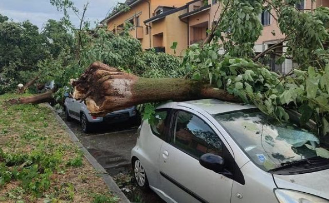VIŠE POGINULIH U OLUJAMA Sjever Italije pogođen tučom i kišom, na jugu bjesne požari