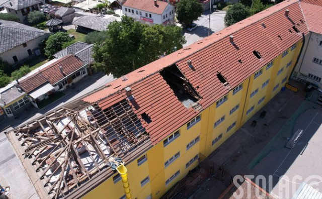 KREĆE OBNOVA Tvrtka iz Čapljine obnavlja krov OŠ Stolac oštećen u potresu