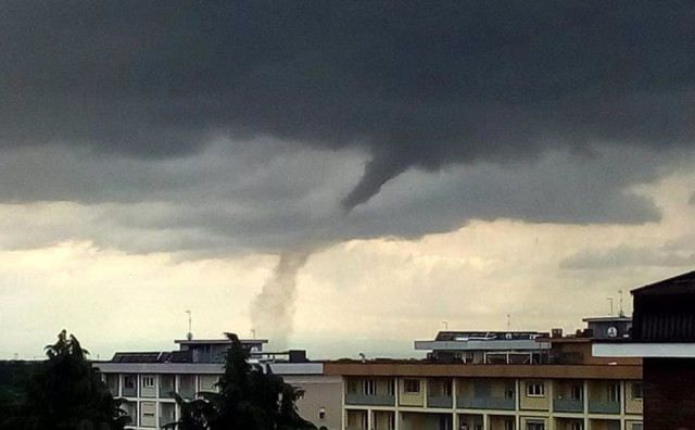 STRAŠNO NEVRIJEME NA SJEVERU ITALIJE U Milanu se pojavio tornado, padala tuča veličine teniske loptice