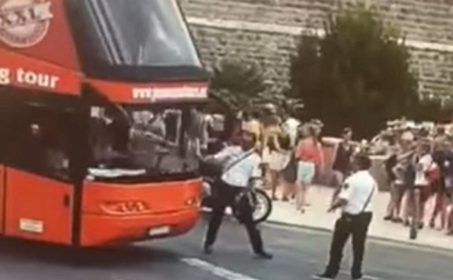 Gradonačelnik će kazneno prijaviti bezobzirnog vozača autobusa koji je pokušao pregaziti prometnog redara