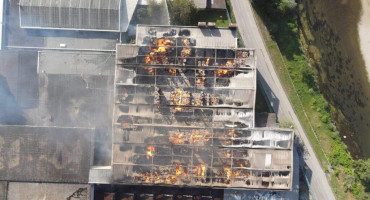 POTPUNO UNIŠTENA Četiri osobe ozlijeđene u požaru koji je zahvatio tvornicu papira