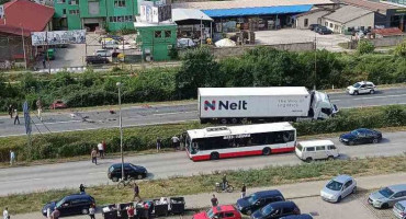 SUDAR AUTOMOBILA I KAMIONA Teška prometna nesreća kod Zenice, promet obustavljen