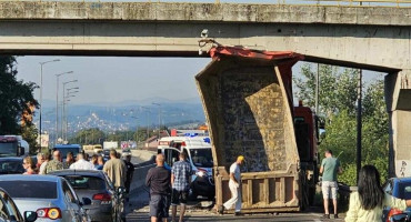 LOŠA PROCJENA ILI NISKI NADVOŽNJACI Krovom kamiona udario u nadvožnjak, vozač prevezen u bolnicu
