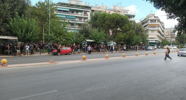 PRVA GRUPA DOVEDENA NA SUD Navijači AEK-a čekaju Boyse ispred sudnice, Grci gađali novinare