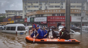 POGINULO JEDANAEST LJUDI Snažna oluja praćena kišom pogodila Peking