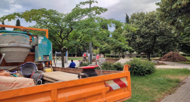 DOBRE VIJESTI ZA MOSTARSKE MALIŠANE U parku Zrinjevac vrši se popravka starog i ugradnja novog mobilijara za djecu