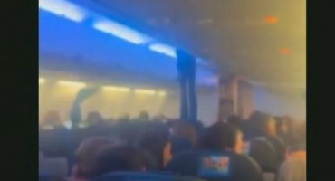 VIDEO Avion letio kroz oluju, ljudi su od straha vrištali, povraćali i plakali: 'Mislila sam da je to kraj'