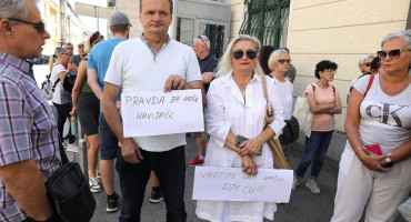VRATITE NAM NAŠU DJECU Roditelji navijača uhićenih u Ateni okupili se ispred Ministarstva vanjskih poslova