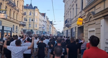 Navijači Zrinjskog u korteu krenuli ka stadionu, ulicama Linza ori se njihova pjesma