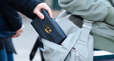 DŽEPAROŠICE VREBAJU TURISTE U MOSTARU Jeleni iz Njemačke ukrale veliku svotu gotovine a nakon toga peglale karticu