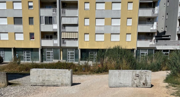 VUKOVARSKA ULICA Stanarima blokiran pristup do njihovih stanova i kuća, traže reakciju inspekcije i gradonačelnika
