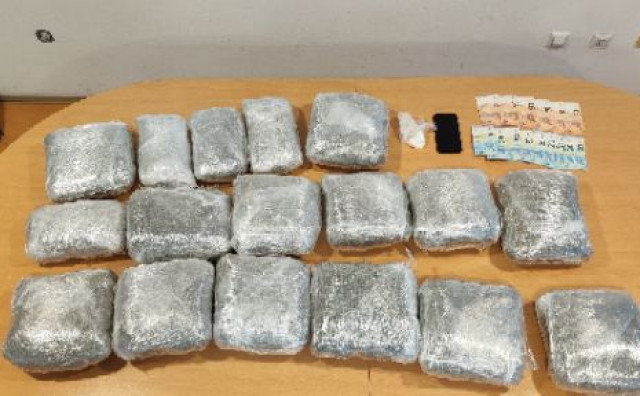 MLADIĆ PREVOZIO 16 KILOGRAMA DROGE Pronađena je i manja količina kokaina, te određeni iznos novca