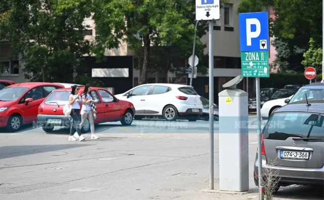 PARKING U BANJOJ LUCI Nakon prosvjeda građana parking 7 dana besplatan, radnici vraćaju table sa starim cijenama