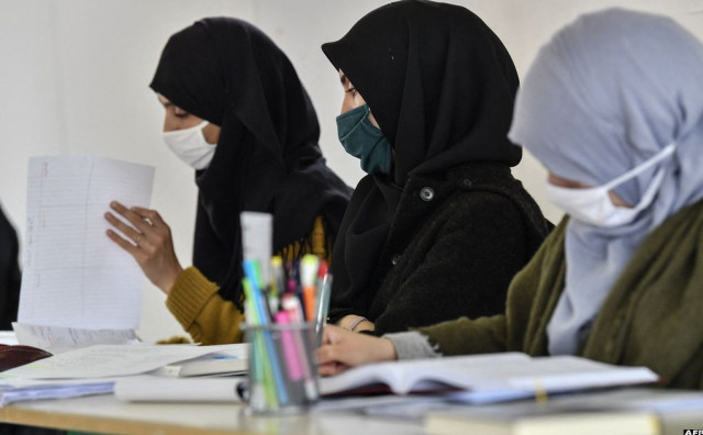 ZAKON PRED POČETAK ŠKOLE Francuska zabranjuje učenicima nošenje abaje