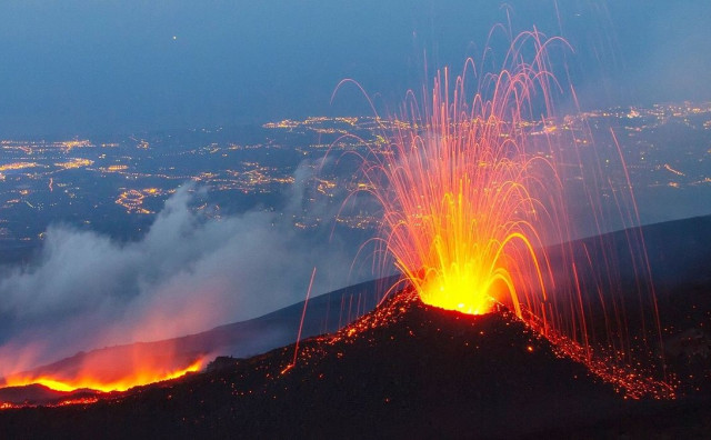 Eruptirao vulkan Etna, naloženo da se otkažu letovi iz talijanske zračne luke