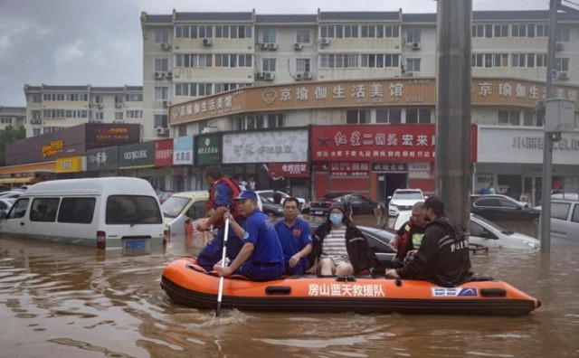 POGINULO JEDANAEST LJUDI Snažna oluja praćena kišom pogodila Peking