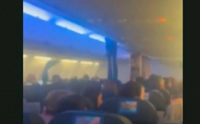 VIDEO Avion letio kroz oluju, ljudi su od straha vrištali, povraćali i plakali: "Mislila sam da je to kraj"