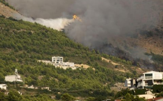 Veliki požar u Dalmaciji, gase ga i kanaderi