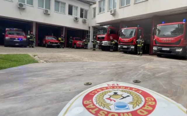 Pogledajte kako su vatrogasci u Hercegovini danas odali počast stradalim kolegama na Kornatima