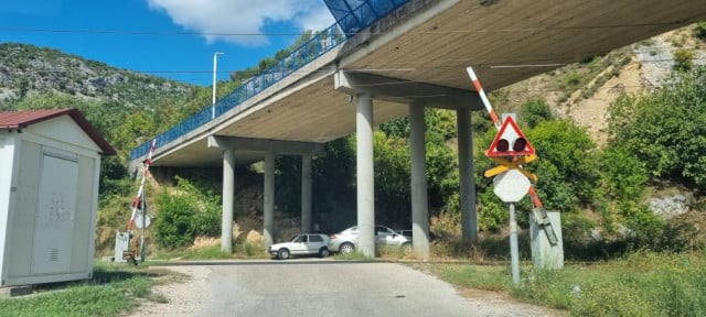 RAMPA DIGNUTA, SIGNALIZACIJA ISKLJUČENA Mještani Žitomislića prepušteni na milost i nemilost vlakova