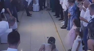 NATJECANJE ZA VLAST U KUĆI U svadbenom salonu u Hercegovini mladenci zaigrali boćanje
