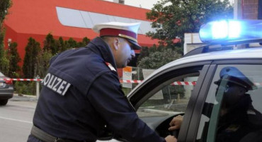 AUSTRIJSKA POLICIJA TRAŽI DRSKOG VOZAČA Udario bh. državljane, pa pobjegao kad su trebali razmijeniti osobne podatke